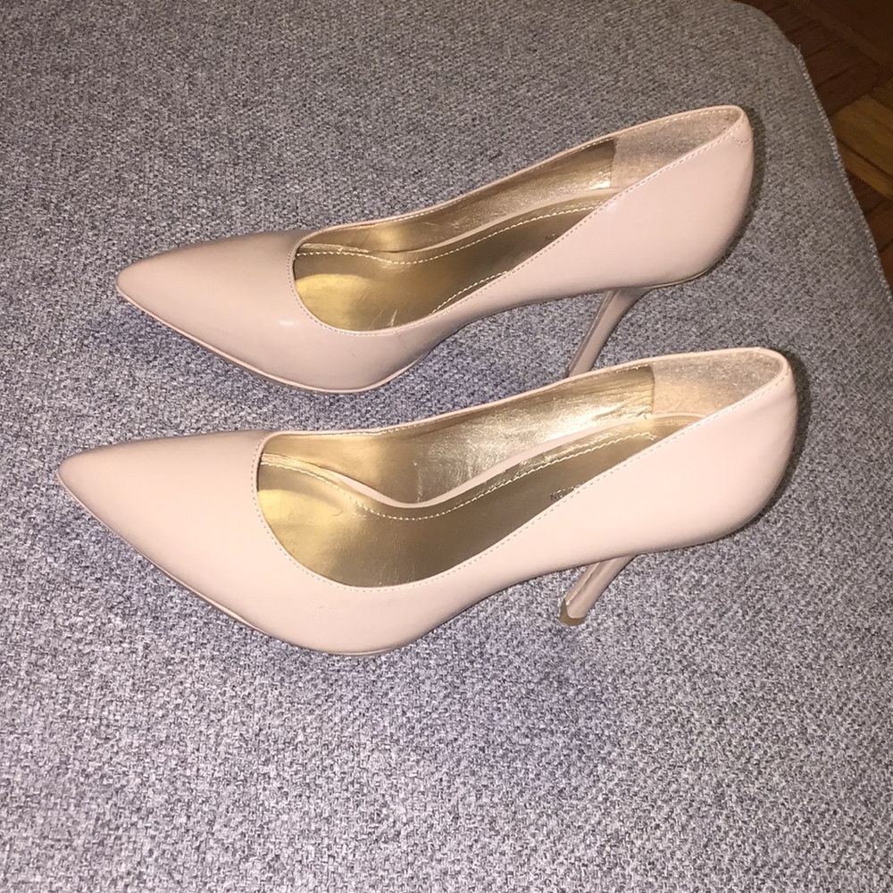 BCBG Pump/platform Size 8 Nude Like NEW! Worn once